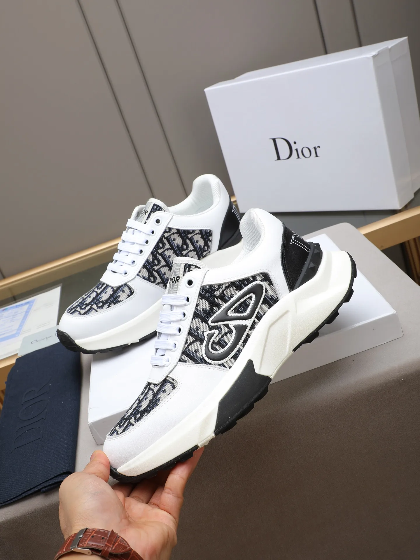 🆕🆕🆕Men's Shoes💰P440 Dior's avant-garde and versatile fashionable men's shoes are privately modeled, calfskin stitched with Dior's special waterproof fabric, fashionable, simple, stylish, eye-catching and classy. It will subvert old ideas and be a must-have for fashionistas who want to spend time with you! Must keep it for yourself! High and comfortable but low, high-end quality workmanship. Code number: 38-44 (45 customized) 4 colors for your choice [kiss][kiss][kiss]